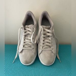 Used Women’s Cream Pumas